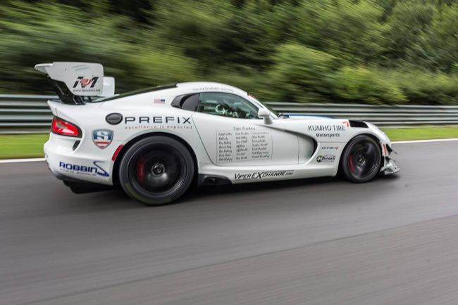 La dodge viper acr signe un chrono de 7 03 sur le nurburgring 