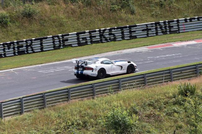 La dodge viper acr signe un chrono de 7 03 sur le nurburgring 