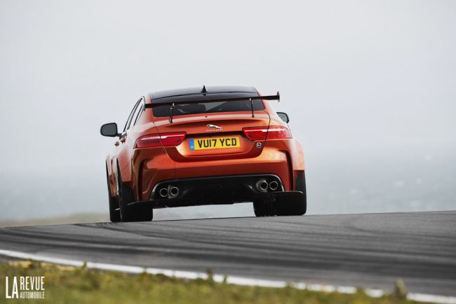 Jaguar xe sv project 8 le constructeur sort les crocs 