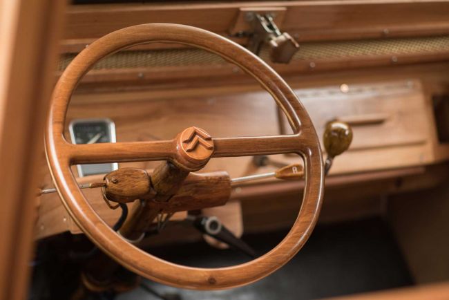 Cette citroen 2cv est en bois 