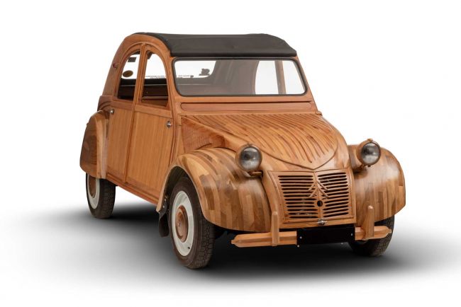 Cette citroen 2cv est en bois 