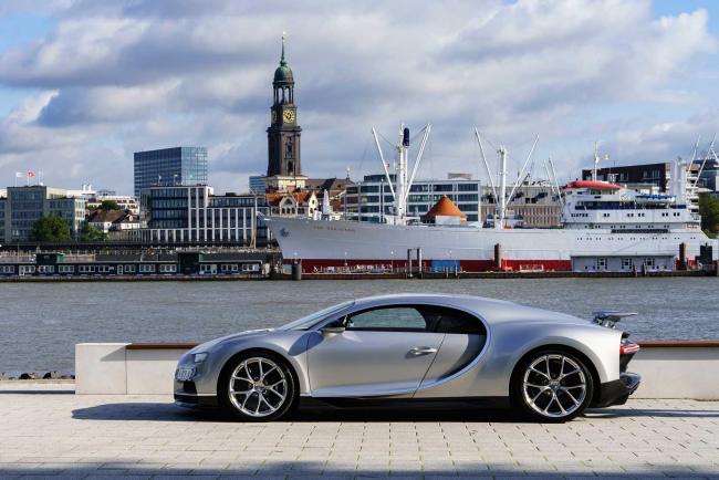 Une francaise a la laquo porte sur le monde raquo la bugatti chiron arrive a hambourg 