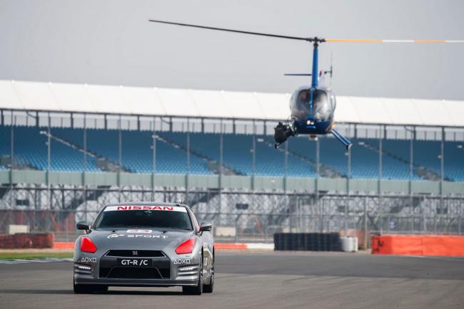 Nissan gt r c pilotee a silverstone avec une manette de playstation 