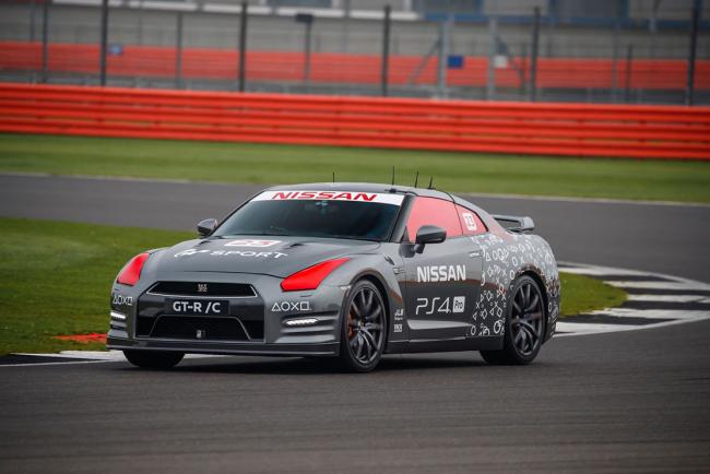 Nissan gt r c pilotee a silverstone avec une manette de playstation 