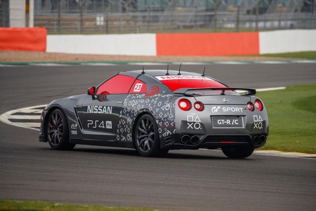 Nissan gt r c pilotee a silverstone avec une manette de playstation 