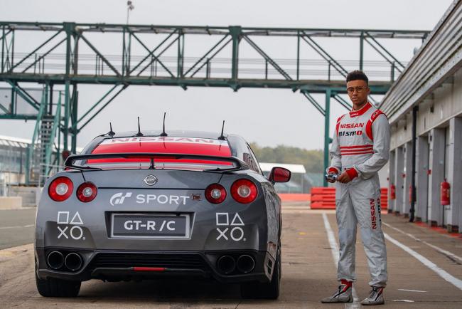 Nissan gt r c pilotee a silverstone avec une manette de playstation 