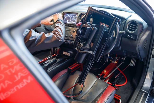 Nissan gt r c pilotee a silverstone avec une manette de playstation 