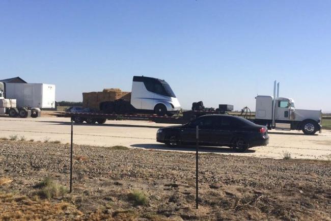 Tesla va presenter le camion tout electrique le mois prochain 