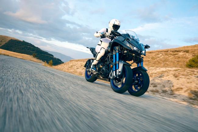 Yamaha niken une moto sportive a trois roues