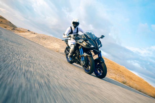 Yamaha niken une moto sportive a trois roues