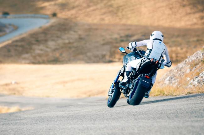 Yamaha niken une moto sportive a trois roues