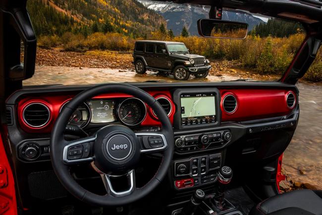 Jeep wrangler 2018 l habitacle se montre 