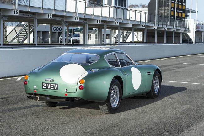 Une aston martin db4 gt zagato vise un record aux encheres 