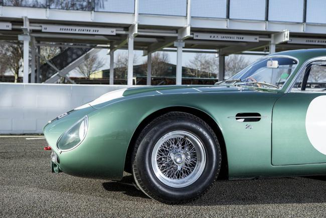 Une aston martin db4 gt zagato vise un record aux encheres 