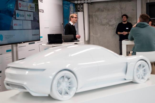 La porsche mission e et ses technologies se montrent en realite virtuelle 