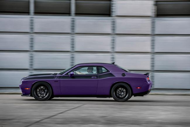 Dodge challenger 2018 des couleurs retro et un pack 