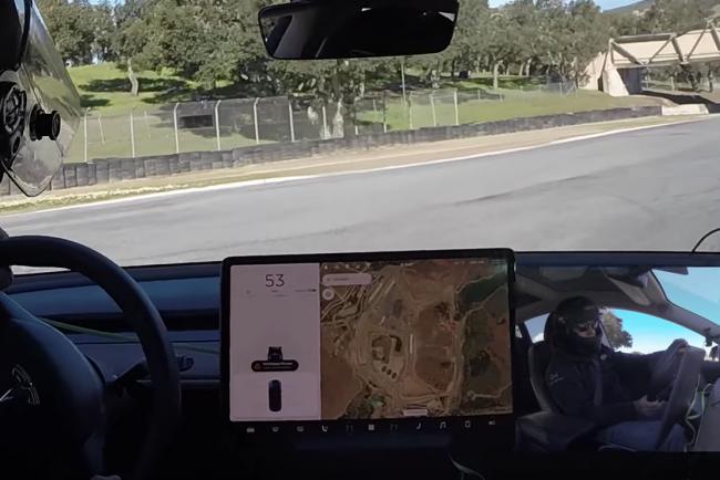Une Tesla Model 3 enchaine les tours sur le circuit de Laguna Seca