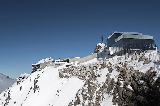 Jaguar installe le musee 007 elements a 3 050 metres d altitude 