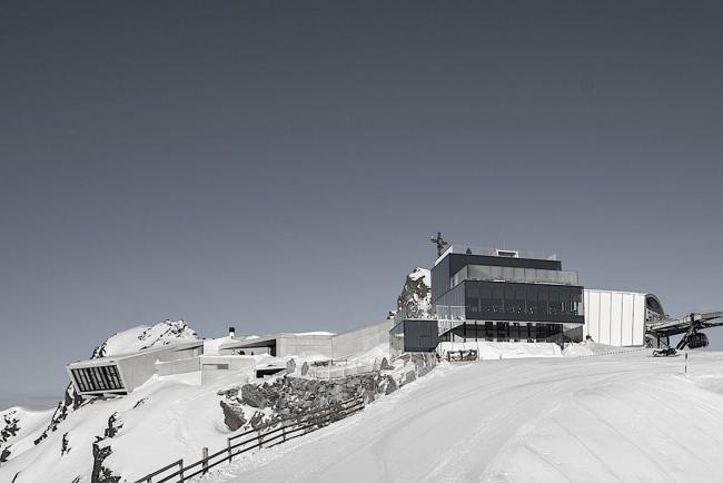 Jaguar installe le musee 007 elements a 3 050 metres d altitude 