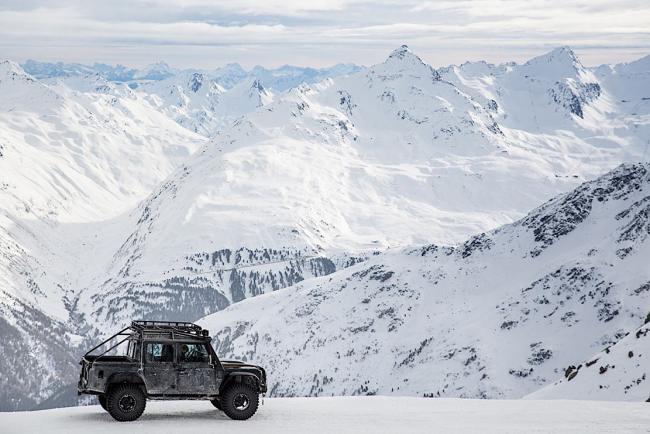 Jaguar installe le musee 007 elements a 3 050 metres d altitude 