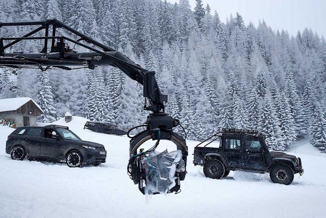 Jaguar installe le musee 007 elements a 3 050 metres d altitude 