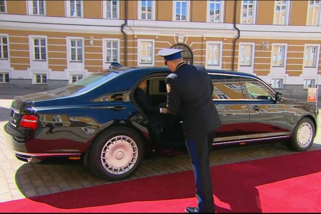 Vladimir poutine prend possession de sa nouvelle limousine presidentielle 