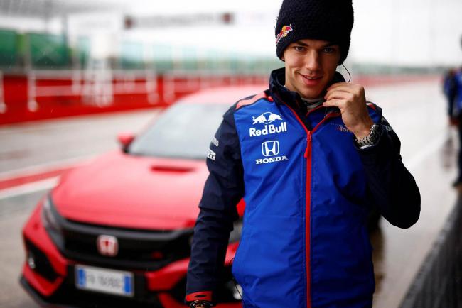 Les pilotes de l equipe toro rosso roulent en honda civic type r 