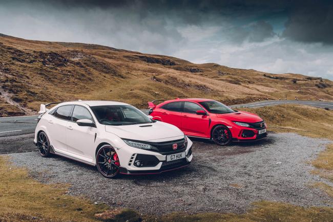 Les pilotes de l equipe toro rosso roulent en honda civic type r 