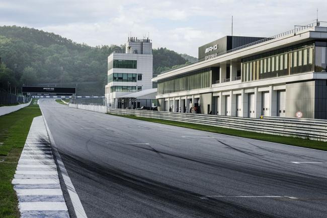 Le Mercedes AMG speedway sort de terre en corée du sud