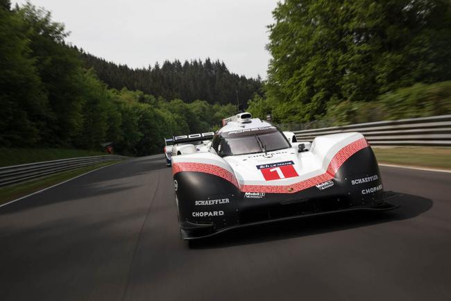 La porsche 919 hybrid evo aux cotes de la porsche 956 sur le nurburgring 