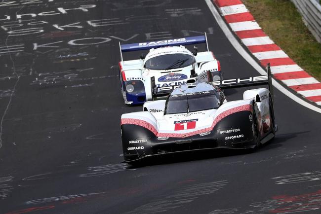 La porsche 919 hybrid evo aux cotes de la porsche 956 sur le nurburgring 