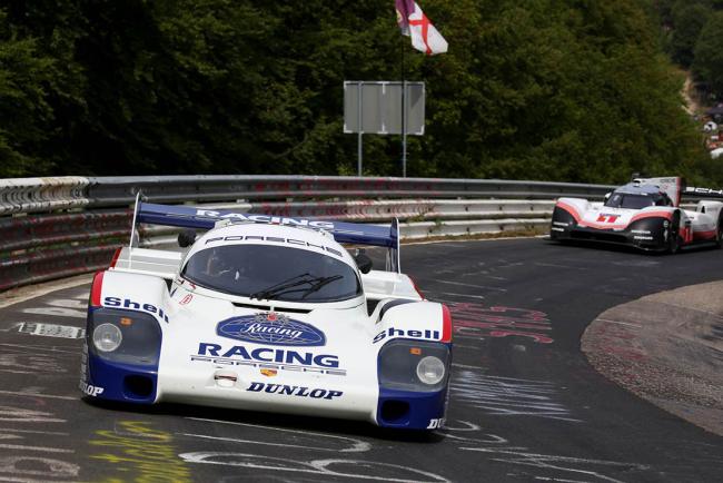 La porsche 919 hybrid evo aux cotes de la porsche 956 sur le nurburgring 