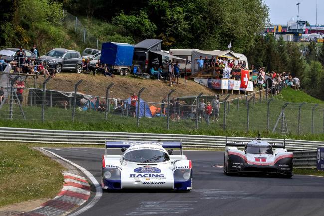 La porsche 919 hybrid evo aux cotes de la porsche 956 sur le nurburgring 