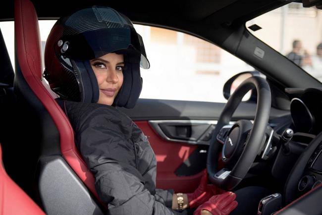 Aseel al hamad promeut le sport automobile aupres des saoudiennes 