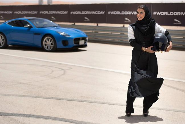 Aseel al hamad promeut le sport automobile aupres des saoudiennes 