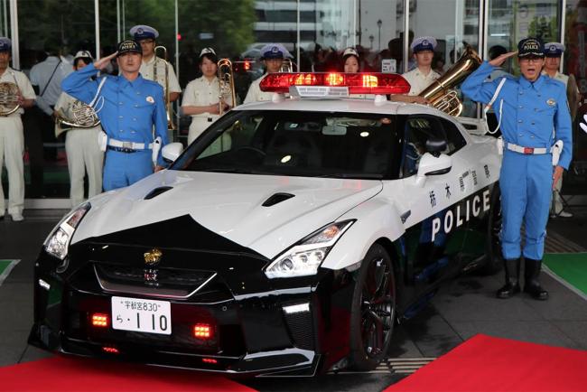 Une nissan gt r offerte a la police japonaise 