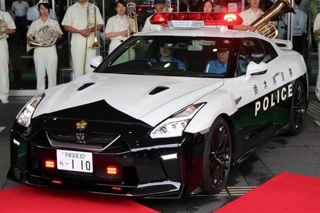 Une nissan gt r offerte a la police japonaise 