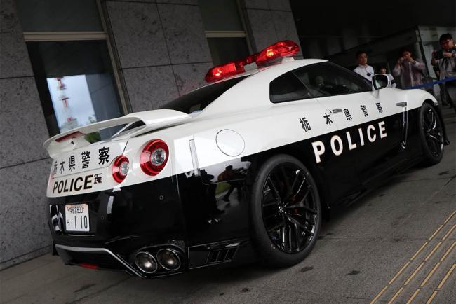 Une nissan gt r offerte a la police japonaise 