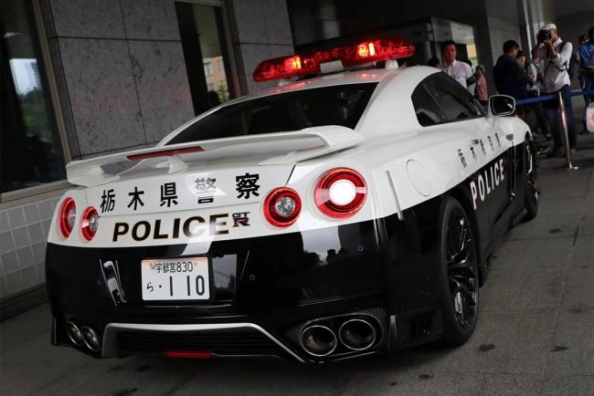 Une nissan gt r offerte a la police japonaise 