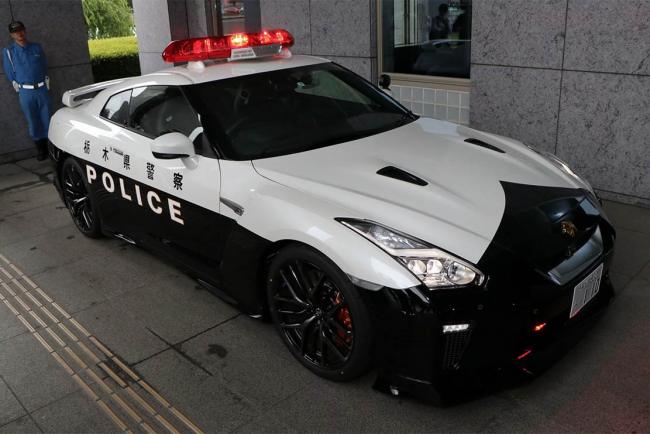 Une nissan gt r offerte a la police japonaise 