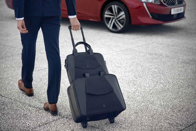 Un ligne de bagages en cuir et alcantara pour la peugeot 508 