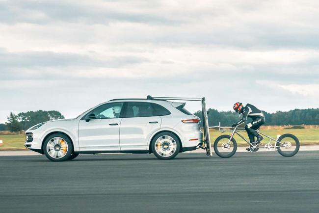 Record de vitesse en velo avec un porsche cayenne turbo 