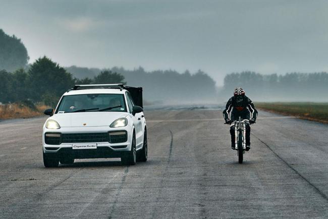 Record de vitesse en velo avec un porsche cayenne turbo 