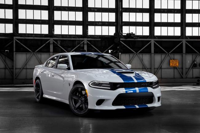 Dodge charger srt hellcat 2019 des bandes de couleur et cest tout 