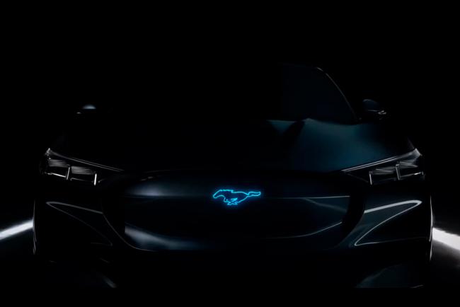 La nouvelle campagne publicitaire de ford semble montrer une mustang electrique 