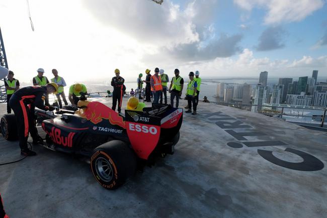 Une f1 red bull s amuse en haut dun building 