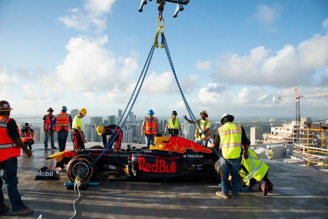 Une f1 red bull s amuse en haut dun building 