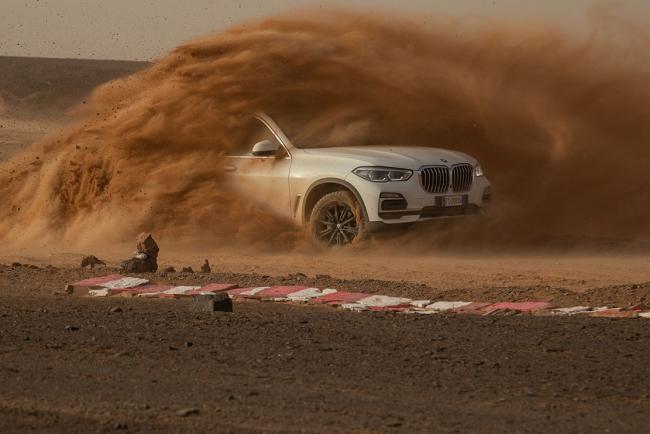 Bmw fait pousser une réplique de Monza dans le Sahara