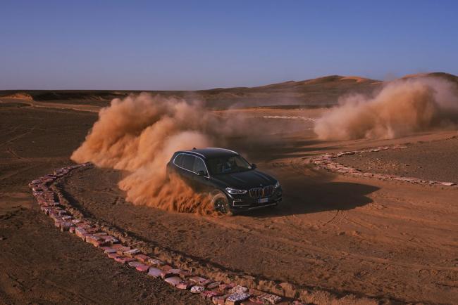 Bmw fait pousser une réplique de Monza dans le Sahara