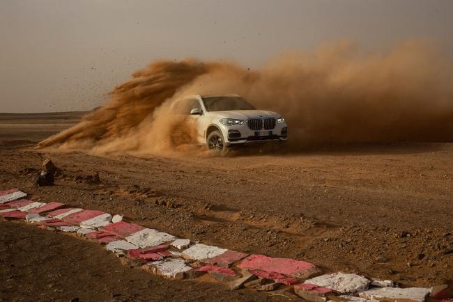 Bmw fait pousser une réplique de Monza dans le Sahara